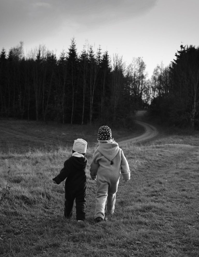 kinderfotoshooting Geschwister Kinder Familie familienshooting Natur